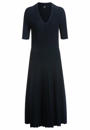 Donker geribbelde jurk met een V-hals, korte mouwen en een getailleerde taille die uitloopt in een geplooide rok. Klassiek kraagdetail.