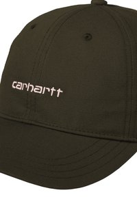 Gorra verde oscura hecha de tela texturizada, con un logo bordado en rosa de "carhartt" en la parte frontal y una visera curva.