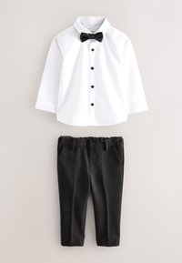 Petite chemise blanche à boutons noirs et nœud papillon assortis à un pantalon noir sur mesure pour tout-petits.