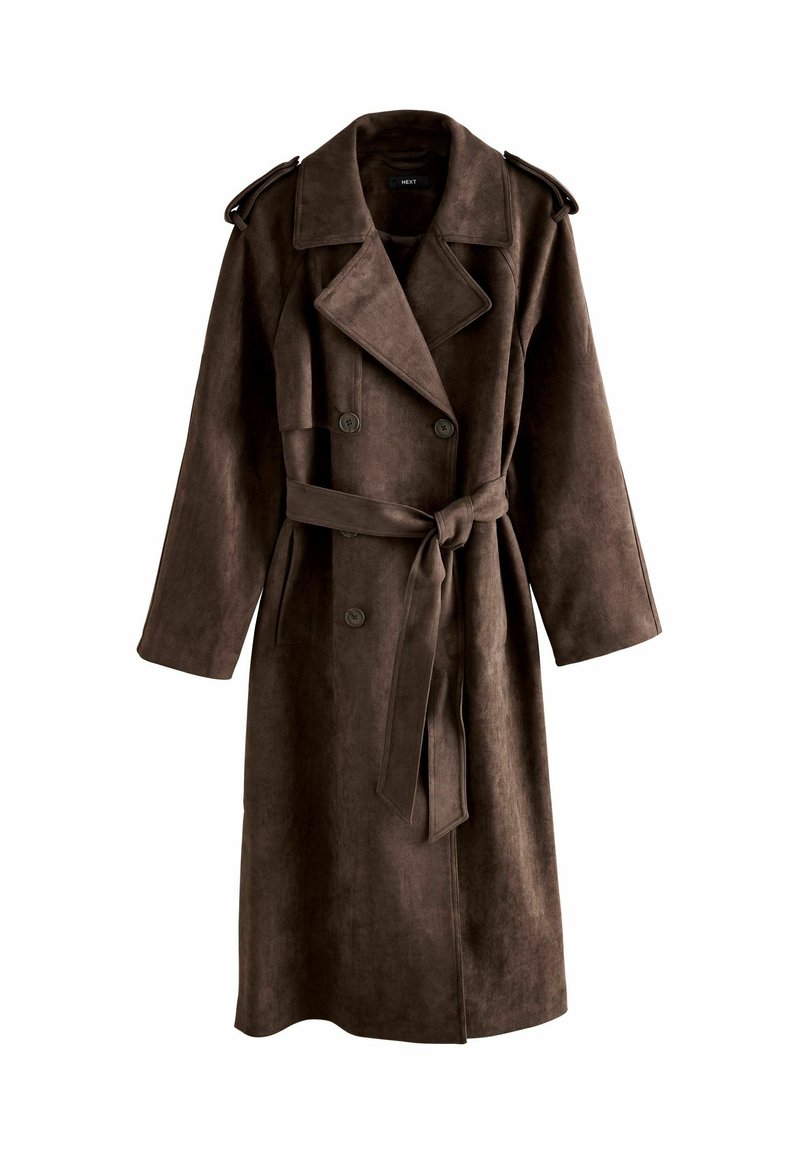 Cappotto trench in suede marrone con design doppiopetto, ampie rever, vita con cintura e spalline. Presenta maniche lunghe e tasche laterali.