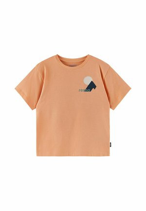 Brzoskwiniowy T-shirt z krótkim rękawem, okrągłym dekoltem, małą grafiką koła i trójkąta oraz napisem „reima” na lewej piersi.