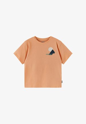 Brzoskwiniowy T-shirt z krótkim rękawem, okrągłym dekoltem, małą grafiką koła i trójkąta oraz napisem „reima” na lewej piersi.