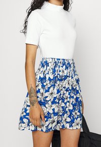 ONLY Petite Áčková sukně - white