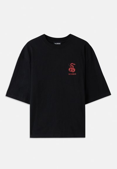 Schwarzes Baumwoll-T-Shirt mit lockerer Passform. Verfügt über ein rotes Schlangenmotiv und Text auf der Brust. Kurze Ärmel und runder Ausschnitt.