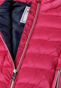 Gilet puffoso rosa con un esterno lucido, motivo a righe orizzontali e zip argentata; l'interno presenta una fodera blu scuro.