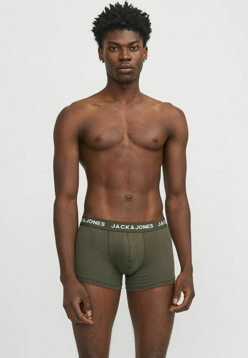 Zelené boxerky s čiernym pásom a logom "JACK & JONES". Mäkká látka s priliehajúcim strihom. Model pózuje čelom.