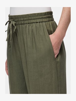 Olīvu zaļi, viegli lina bikses ar elastīgu jostasvietu un auklu. Iespējota sānu kabata un brīvs piegriezums.