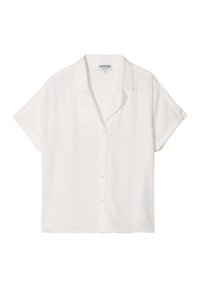 Camisa de botones de manga corta blanca con una textura suave y cuello, que presenta un sutil patrón geométrico y cinco botones en la parte frontal.