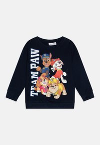 Sweatshirt blu navy con quattro cani da cartone animato di vari colori e uniformi, con "TEAM PAW" stampato in grandi lettere bianche.
