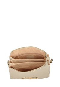 Borsa a tracolla sintetica beige con hardware dorato, chiusura con zip, scomparti interni e fodera con motivo. Presenta una tracolla removibile.