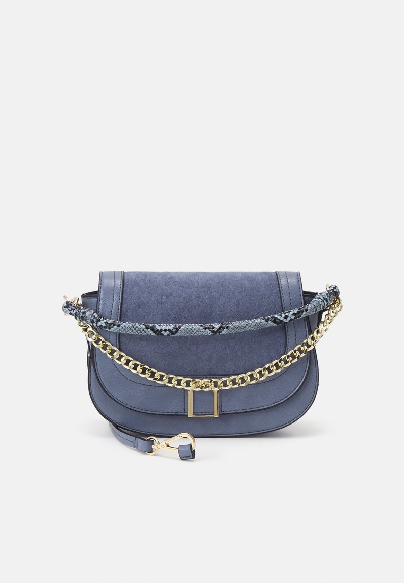 Sac à main en suede bleu marine avec une chaîne et une sangle à motif serpent, doté d'une fermeture à rabat et d'un design incurvé. Accents en matériel doré inclus.