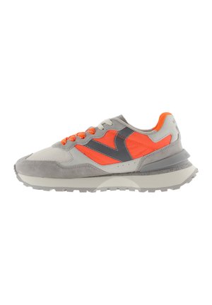 Zapatillas deportivas con una parte superior de ante y malla gris, acentos en naranja y gris oscuro, cordones naranjas, suela acolchada y suela de goma texturada.