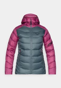 Μπουφάν με κουκούλα σε φουσκωτό σχέδιο, με κυρίως σώμα σε τυρκουάζ και ώμους σε φούξια. Διαθέτει φερμουάρ μπροστά και λογότυπο στο δεξί μανίκι. Υφάσμα με υφή.