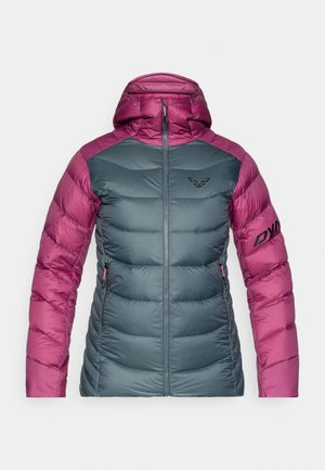 Jachetă puf cu glugă, corp turcoaz și umeri fucsia. Are fermoar frontal și logo pe mâneca dreaptă. Material texturat.