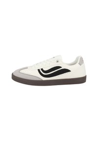 Sneaker bianca con accenti neri e grigi, dotata di una parte superiore in pelle liscia, dettaglio in suede testurizzato e suola in gomma con perforazioni.