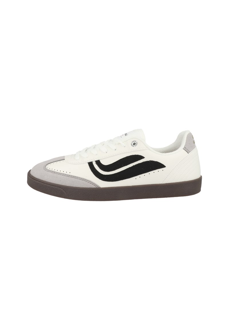 Sneaker bianca con accenti neri e grigi, dotata di una parte superiore in pelle liscia, dettaglio in suede testurizzato e suola in gomma con perforazioni.