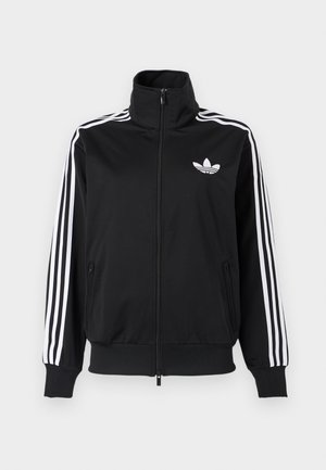 Μαύρο μπουφάν με φερμουάρ, κατασκευασμένο από λείο ύφασμα, με λευκές τρεις ρίγες στα μανίκια και μικρό λευκό λογότυπο στο στήθος.