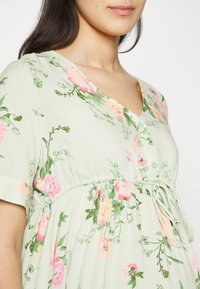 Pieces Maternity PMNYA MIDI DRESS - Vestido de malha - light green