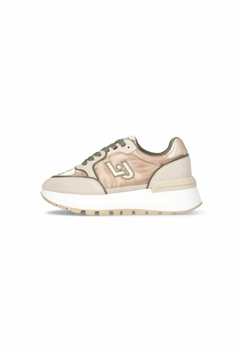 Sneaker avec une combinaison de satin rose doux et de daim beige, présentant des accents verts, des lacets ronds, un détail de logo et une épaisse semelle blanche.