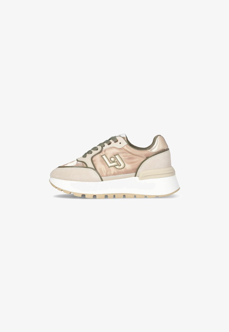 Sneaker avec une combinaison de satin rose doux et de daim beige, présentant des accents verts, des lacets ronds, un détail de logo et une épaisse semelle blanche.