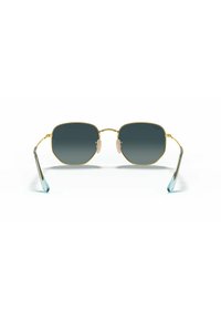 Gafas de sol con marco dorado, lentes oscuros en forma hexagonal, almohadillas nasales transparentes y puntas de las patillas azuladas; diseño metálico elegante con efecto de color en degradado.