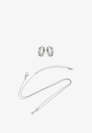 Ezüst karika fülbevalók apró, tiszta kristályokkal, valamint ezüst lánc nyaklánc háromszög alakú medállal és csillag díszítéssel.