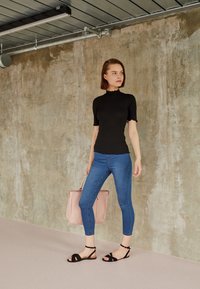 Marks & Spencer JEGGINGS - Calças de ganga de corte skinny - medium indigo