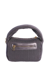 Pequeño bolso gris con diseño de cuerda retorcida texturizada, asa curva y bolsillo frontal con cremallera y tirador dorado.