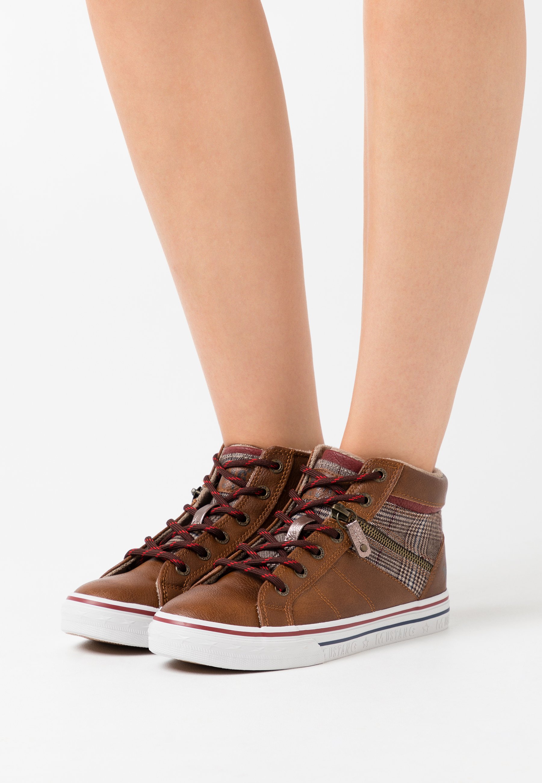 Mustang GALLEGO Blanc - Livraison Gratuite | Spartoo ! - Chaussures Basket  montante Femme 38,99 €
