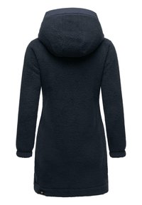Fleece kabát v tmavomodrej farbe s kapucňou, dlhými rukávmi, štruktúrovaným povrchom a mierne zakriveným lemom. Má malé logo pri spodnej časti.