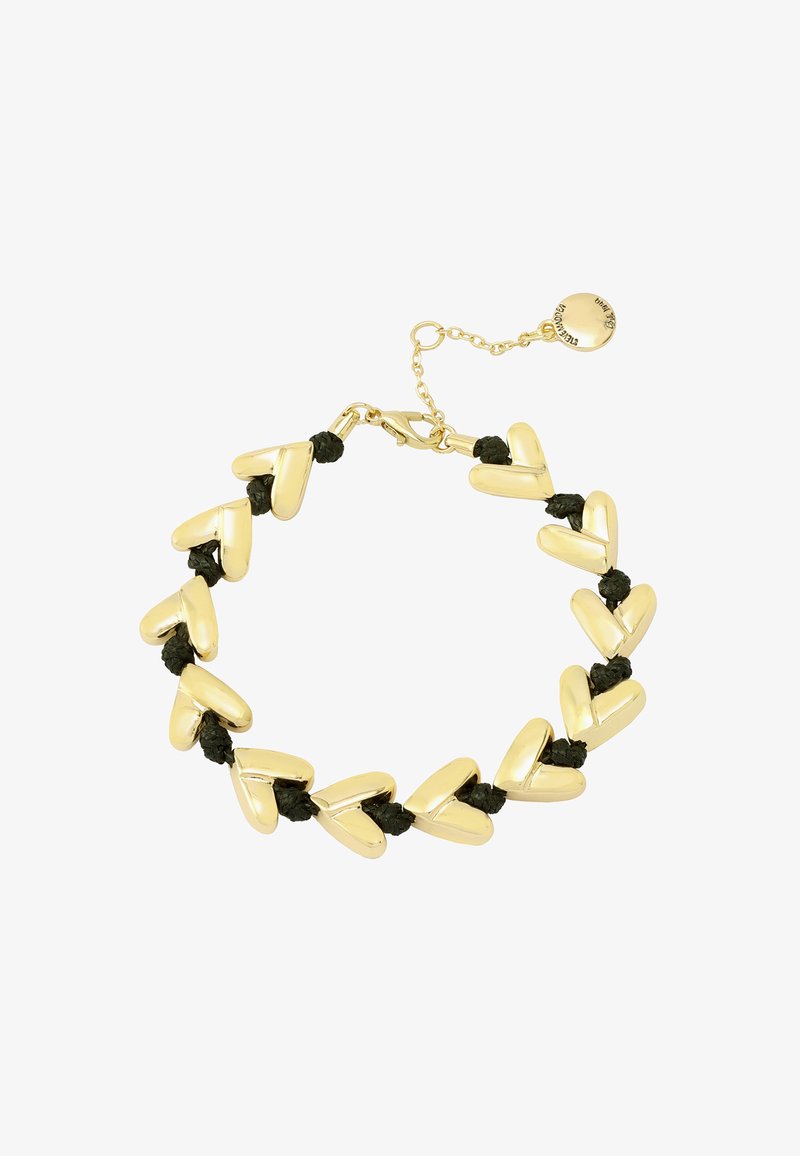 Bracelet en ton or avec des maillons en forme de cœur entrecoupés de nœuds en cordon noir, fermeture réglable avec une chaîne et une petite étiquette ronde.