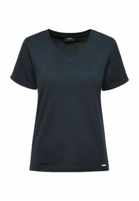 Granatowa bawełniana koszulka z dekoltem w kształcie V, z krótkimi, podwiniętymi rękawami i małym metalicznym akcentem logo na dolnym brzegu. Gładka tekstura.
