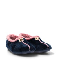 Zapatillas de terciopelo azul marino con forro de felpa rosa, con un acento rosa cosido y una etiqueta beige en el lateral. Diseño suave y redondeado.