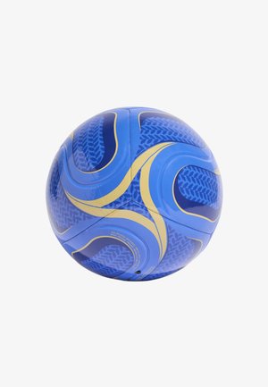 Pallone da calcio blu con finitura lucida. Presenta motivi a onde gialle e accenti blu testurizzati che ricordano il battistrada di pneumatici. Forma arrotondata.