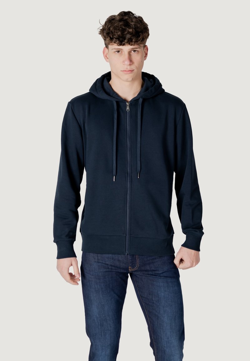Felpa zip-up blu navy realizzata in misto cotone, con tasca a marsupio, cappuccio con coulisse regolabile e polsini e orlo a coste.