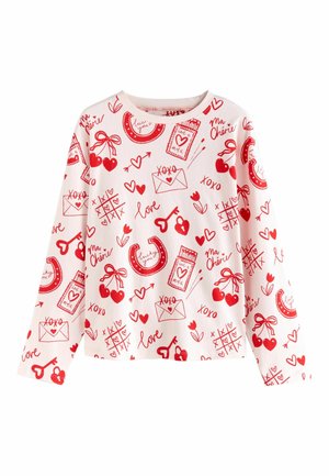 Cămașă cu mânecă lungă din material reiat roz deschis, cu modele imprimate roșii reprezentând inimioare, plicuri, cireșe și textul „xoxo” pe întreaga suprafață.