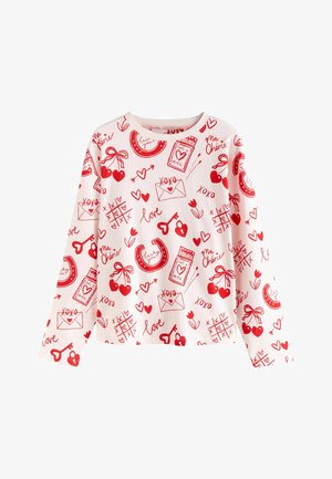 Cămașă cu mânecă lungă din material reiat roz deschis, cu modele imprimate roșii reprezentând inimioare, plicuri, cireșe și textul „xoxo” pe întreaga suprafață.