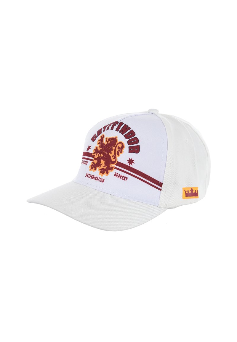 Witte baseballpet met een Gryffindor leeuwlogo in kastanjebruin, met rode strepen en de teksten "Moed," "Vastberadenheid," en "Dapperheid."