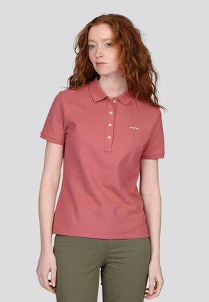 Polo en rose poussiéreux avec un col, une patte de boutonnage à quatre boutons et un petit logo blanc. Fabriqué en tissu mélangé coton.
