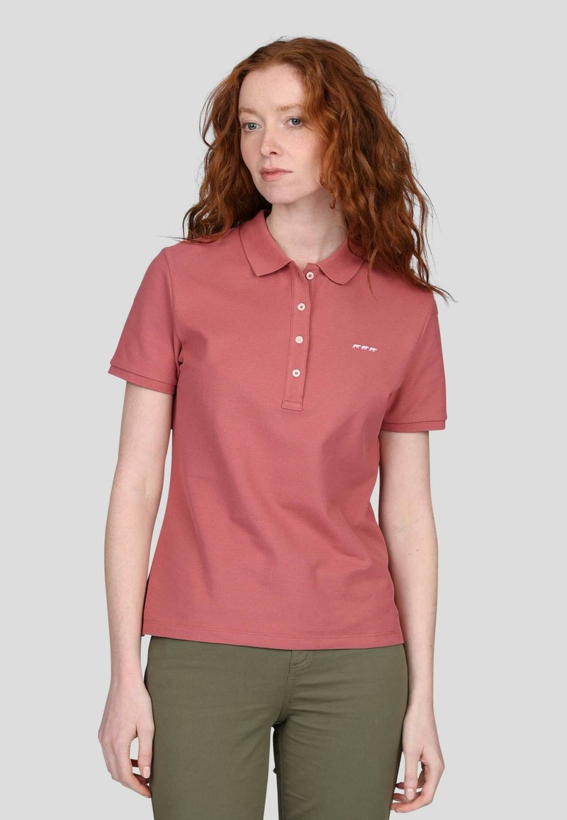 Polo en rose poussiéreux avec un col, une patte de boutonnage à quatre boutons et un petit logo blanc. Fabriqué en tissu mélangé coton.