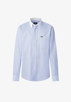 Camisa de manga larga azul claro con rayas verticales en azul oscuro y amarillo. Cuenta con un cuello abotonado y un bolsillo en el pecho.