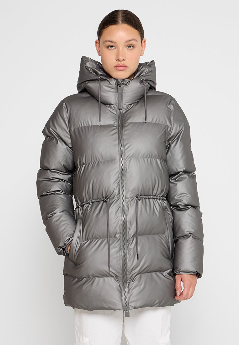 Manteau doudoune gris avec une finition brillante, doté d'une capuche, d'une taille à cordon de serrage et d'une fermeture éclair sur le devant. Design rembourré avec deux poches avant.