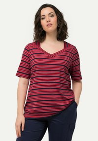 Rood en marine gestreept t-shirt met korte mouwen, een V-hals en kruiselings uitgesneden halslijn. Zacht materiaal met een ontspannen pasvorm en zijzakdetails.