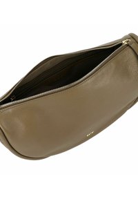 Borsa a tracolla in pelle verde oliva con una superficie liscia, forma curvosa e chiusura lampo dorata. Presenta un ampio interno con apertura superiore.