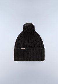 Sort strikket hue med ribbet struktur, der har en rund pompon på toppen og et lille metal logo tag på kanten.