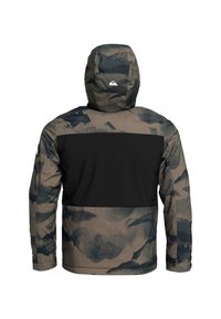 Kamouflage-mönstrad jacka i nyanser av brunt och svart, med en solid svart panel över ryggen, utrustad med huva.