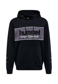 Zwarte capuchontrui met grijs borstpaneel met de tekst "hummel SPORTSWEAR" en een voorzak in kangaroostijl, lange mouwen met chevronstrepen.