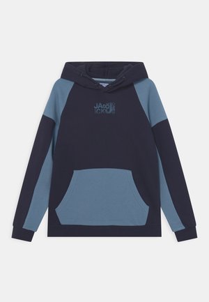 Sweat à capuche bicolore bleu marine et bleu avec poche avant, capuche à cordon et petit texte de logo sur la poitrine.