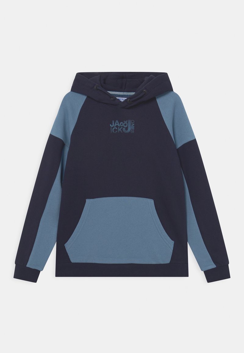 Sweat à capuche bicolore bleu marine et bleu avec poche avant, capuche à cordon et petit texte de logo sur la poitrine.