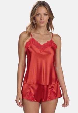 Roter Satin-Schlafanzug mit Spitzenverzierung, bestehend aus einem Top mit dünnen Trägern und passenden Shorts mit Spitzenakzenten an den Beinen.
